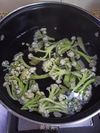 番茄木耳炒菜花的做法步骤：2