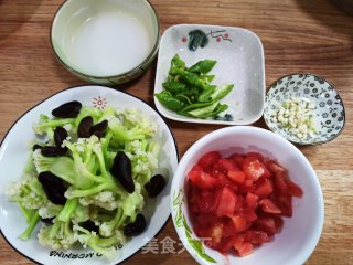 番茄木耳炒菜花的做法步骤：4