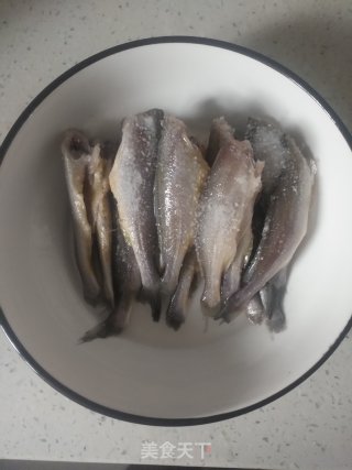 脆炸小黄鱼的做法步骤：2