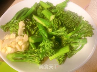 清炒西兰花的做法步骤：1
