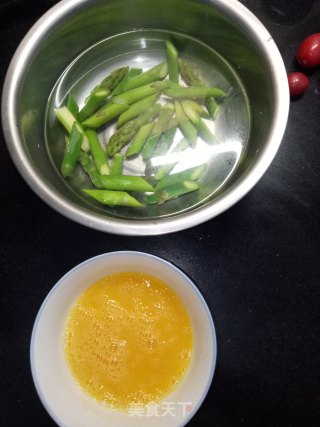 芦笋炒鸡蛋的做法步骤：1