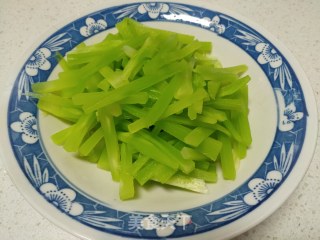 酸辣莴笋的做法步骤：4