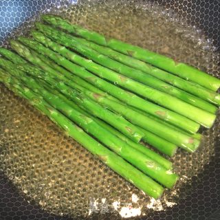 芦笋炒香菇的做法步骤：2