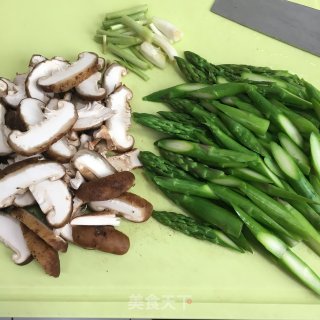 芦笋炒香菇的做法步骤：3