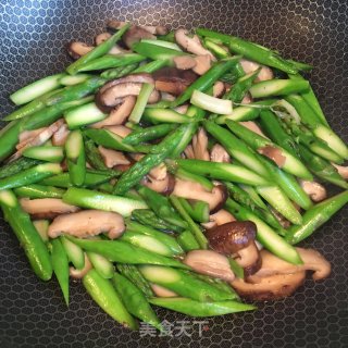 芦笋炒香菇的做法步骤：7