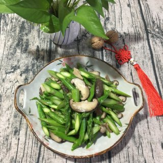 芦笋炒香菇的做法步骤：8