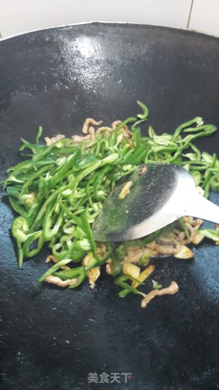 青椒炒肉的做法步骤：8