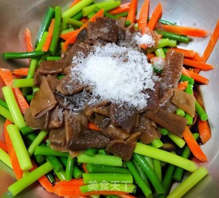 海肠拌蒜苔胡萝卜#酸辣美食#的做法步骤：10