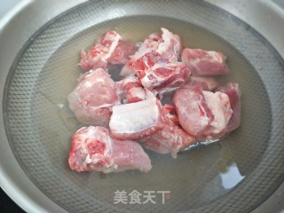 香菇排骨汤的做法步骤：1