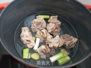 香菇排骨汤的做法步骤：4