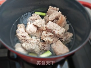 豆芽排骨汤的做法步骤：3