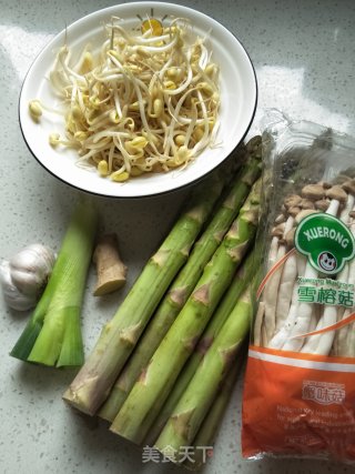 蟹味菇芦笋炒黄豆芽的做法步骤：1