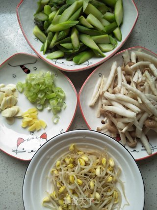 蟹味菇芦笋炒黄豆芽的做法步骤：4