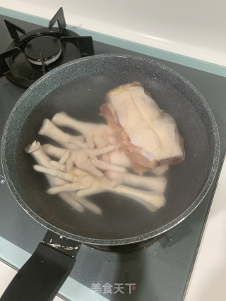 红烧鸡爪的做法步骤：1