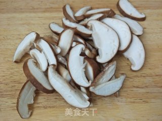 白菜炒香菇的做法步骤：3