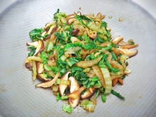 白菜炒香菇的做法步骤：6