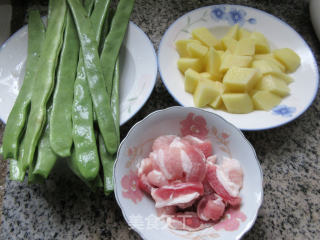 五花肉土豆焖油豆角的做法步骤：1