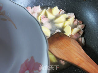 五花肉土豆焖油豆角的做法步骤：5