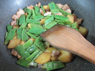 五花肉土豆焖油豆角的做法步骤：13
