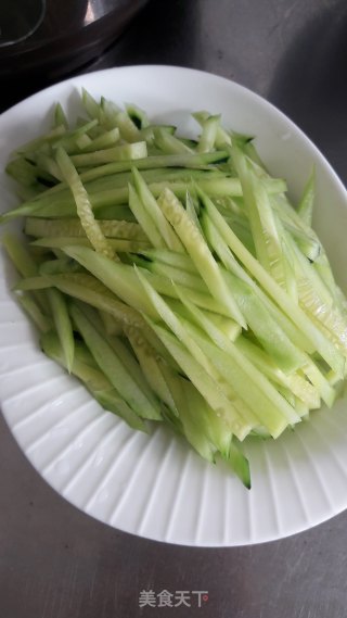 酸辣炒青瓜的做法步骤：1
