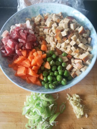 下饭菜爆炒豆干三丁的做法步骤：1