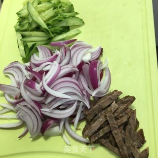洋葱青瓜炒牛肉的做法步骤：1