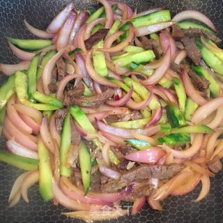 洋葱青瓜炒牛肉的做法步骤：3
