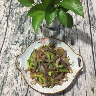 洋葱青瓜炒牛肉的做法步骤：5
