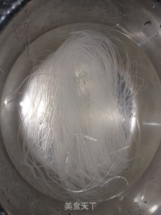 蒜蓉粉丝丝瓜的做法步骤：2