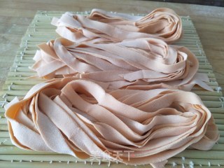 酸辣胡萝卜汁面条的做法步骤：1