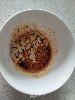 酸辣胡萝卜汁面条的做法步骤：4