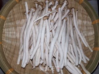 蟹味菇炒肉的做法步骤：2