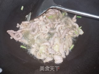 蟹味菇炒肉的做法步骤：5