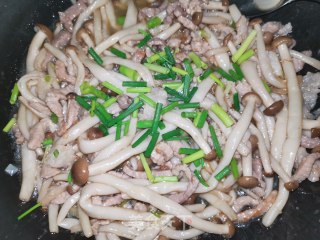 蟹味菇炒肉的做法步骤：7