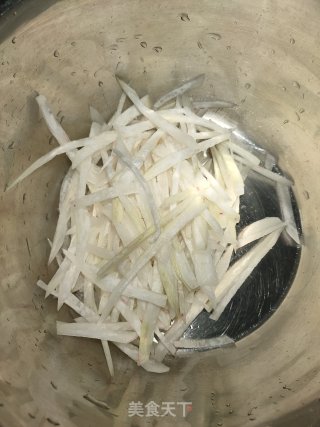 大拉皮拌热萝卜的做法步骤：1