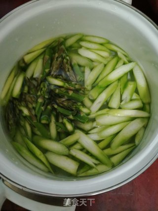 芦笋肉片的做法步骤：1