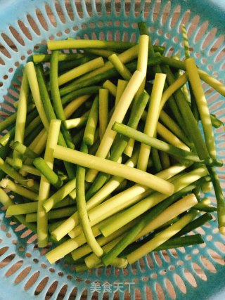 蒜薹炒鸡胸肉的做法步骤：2