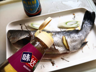 清蒸鲈鱼的做法步骤：1