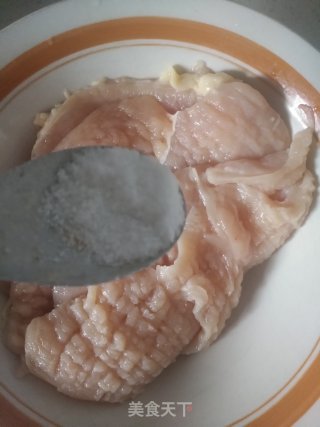 嫩煎鸡胸肉的做法步骤：2