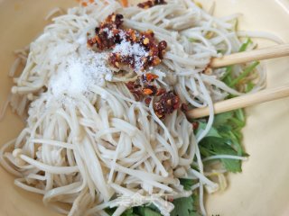 肉末炝拌金针菇的做法步骤：5