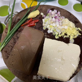 麻辣豆腐（+鸭血）的做法步骤：1