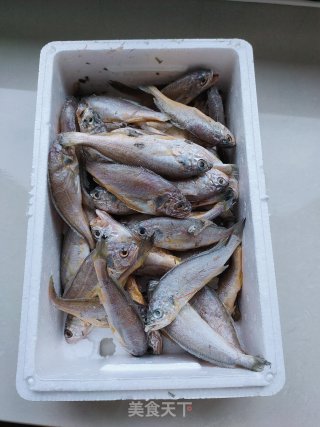 孜然小黄鱼的做法步骤：1