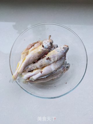 孜然小黄鱼的做法步骤：2