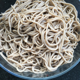 酸辣胡萝卜丝拌饸饹的做法步骤：1