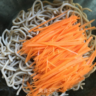 酸辣胡萝卜丝拌饸饹的做法步骤：4
