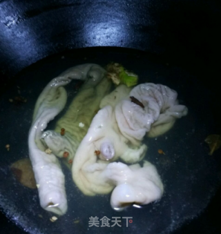 尖椒洋葱炒大肠的做法步骤：1