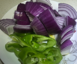 尖椒洋葱炒大肠的做法步骤：2