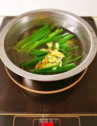 鲜肉包的做法步骤：1