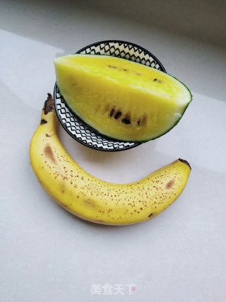 西瓜香蕉奶昔的做法步骤：1