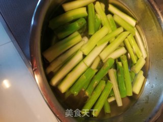 爆芦笋的做法步骤：1
